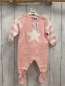 Preview: 3tlg Boboli neu Strickoverall + Mütze + Beutel Gr. 56  rosa Strick weißer Stern + Streifen