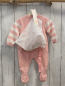 Preview: 3tlg Boboli neu Strickoverall + Mütze + Beutel Gr. 56  rosa Strick weißer Stern + Streifen