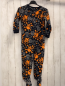 Preview:   Fleeceschlafanzug  Gr. 110  schwarz grau orange Totenköpfe + Sterne 