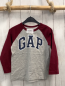 Preview: Gap Langarmshirt Gr. 104  grau bordeauxrote Ärmel Schrift