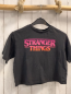 Preview: H&M T-Shirt Gr. 134  grau bunte Schrift Stranger Things kurz geschnitten