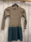 Preview: Like Flo  Kleid  Gr. 128  beige grau geripptes Oberteil petrol Faltenrock mit Glitzer Gürtelband mit orange türkis hellblau ocker Rauten  