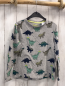 Preview:   Langarmshirt  Gr. 134  hellgrau bunte Dinos 