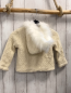 Preview: Max Studio  Strickjacke  Gr. 86  creme Rauten mit golden Glitzer Kapuze mit weißem Fellbund 