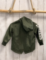 Preview:   Regenjacke  Gr. 98  oliv Kapuze weiße Schrift 