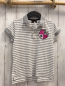 Preview: Raer  T-Shirt  Gr. 140  grau weiße Streifen Polokragen Wappen mit pink Pailetten 