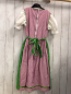 Preview: 3tlg Isar Trachten  Kleid Schürze + Sommerbluse  Gr. 134  pflaume weiß kariert grüne Schürze weiße Bluse mit Lochstickrei 