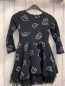 Preview: Mata Mi Kleid Gr. 122  schwarz weiße Schrift und Kronen Tüllsaum