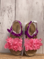 Preview: neu Monnalisa  Sandalen  Gr. 28  pflaume mit Glitzersteinen + rosa Rosetten mit Perlen mit Sicherungsbügel  