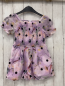Preview: Baker  Playsuit  Gr. 128  lavendel gemoktes Oberteil schwarze Punkte Blumen 