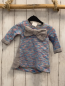 Preview: Little Marc Jacobs  Kleid  Gr. 68  hellgrau Strick mit mint hellrot blauen Fäden große graue Schleife 
