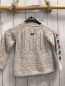 Preview: Bondi  Strickjacke  Gr. 98  hellgrau Zöpfe gestickte Blumen 