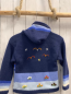 Preview:   Strickjacke Gr. 116  blau hellblaue Streifen Landschaft mit Tieren Kapuze 