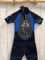 Preview:   Neoprenanzug  Gr. 140  schwarz grau blau Schrift 