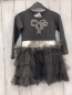 Preview: Lofft  Kleid Gr. 104  graues Oberteil mit silber Steinen silber Taillenbereich Tüllrüschenrock 