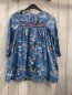 Preview: Mini Boden  Kleid  Gr. 122  hellblau Tiere Häuser Tannbenbäume 