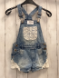 Preview: Dopodopo  Latzshorts  Gr. 110  blau Jeans weiße Häkelei 