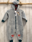 Preview: neu Gelati  Plüschoverall Gr. 98  hellgrau petrol Bund Kapuze mit Bommel gestickte BLumen rotes Futter mit weißem Muster 