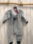 Preview: neu Gelati  Plüschoverall Gr. 98  hellgrau petrol Bund Kapuze mit Bommel gestickte BLumen rotes Futter mit weißem Muster 
