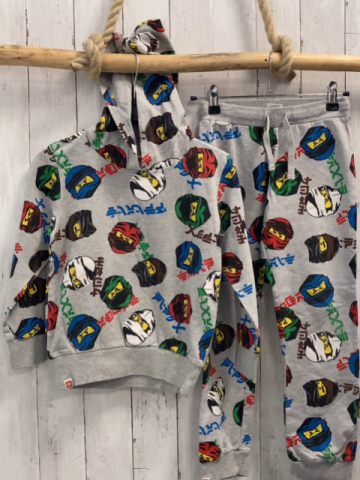 2tlg Lego  Pullover + Jogginghose  Gr. 122/128  grau Ninjagoköpfe Schrift 