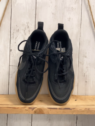 neu Nike  Schuhe  Gr. 36  schwarz sand Sohle 