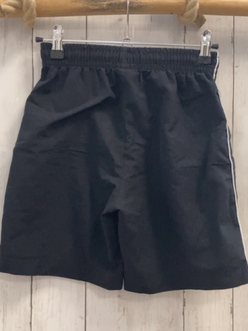 Jako  Sportshorts  Gr. 128  schwarz weißer Seitenstreifen 