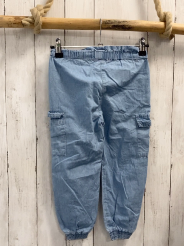   Hose  Gr. 104  hellblau Jeans aufgesetzte Taschen Gummizugbund 