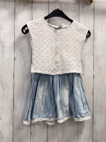   Kleid  Gr. 98  weißes Oberteil mit Blumenstickerei helblauer Jeansrock 