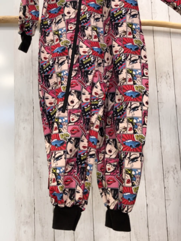 Ielm  Softshelloverall Gr. 116  bunte Comicbilder schwarzer Bund 