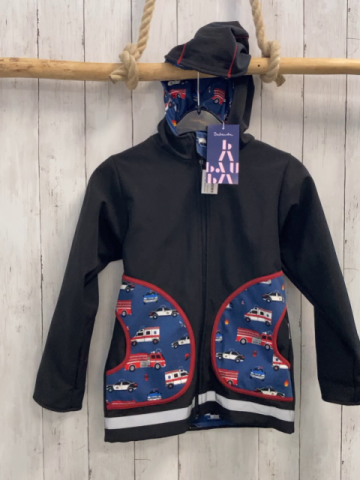 neu Babauba Softshelljacke Gr. 134  schwarz Kapuze blaue Taschen Fahrzeuge