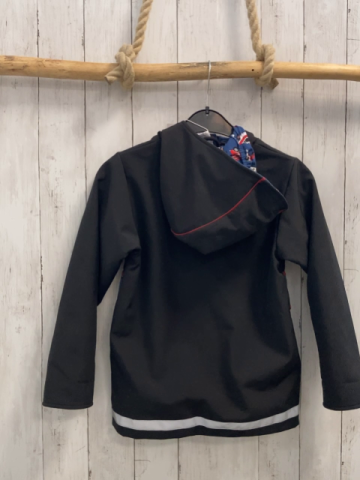 neu Babauba Softshelljacke Gr. 134  schwarz Kapuze blaue Taschen Fahrzeuge