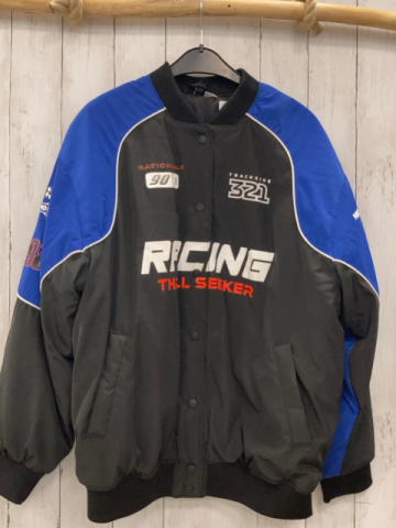   Winterjacke  Gr. 170/176  schwarz blauer Schulterbereich Schrift 