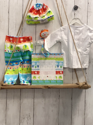 neu 4 teiliges Boboli Baby Geschenkset Gr. 62  Langarmshirt + Leggings + Mütze + Schnullerkette weiß bunte Tiere und Streifen