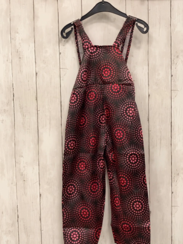 neu  Karnevalkostüm  Gr. 104  schwarze Latzhose mit rosa roten Punkten 