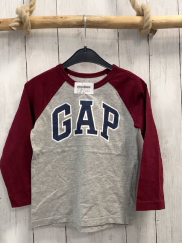 Gap Langarmshirt Gr. 104  grau bordeauxrote Ärmel Schrift