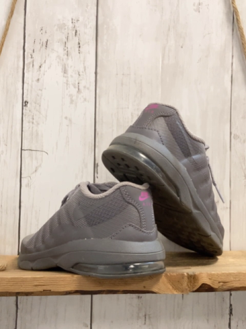 Nike  Schuhe  Gr. 28,5  grau hellgrau lila Logo