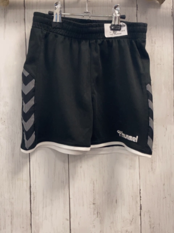 Hummel Sportshorts Gr. 116  schwarz weiße Pfeile + Schrift