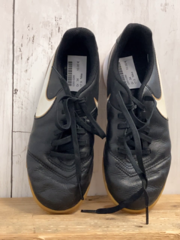 Nike  Schuhe  Gr. 34  schwarz weiße Sohle beige Label 