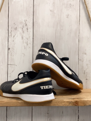Nike  Schuhe  Gr. 34  schwarz weiße Sohle beige Label 