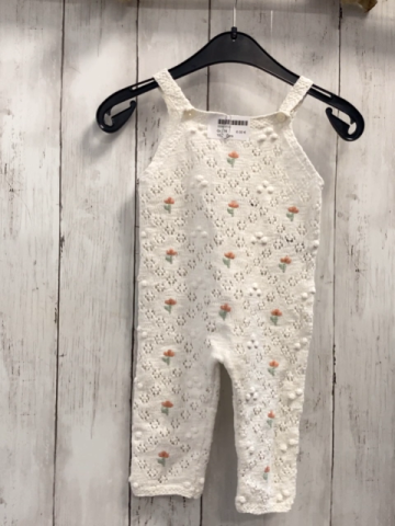 Zara  Latzhose  Gr. 74  weiß Strick Lochmuster Blumen 