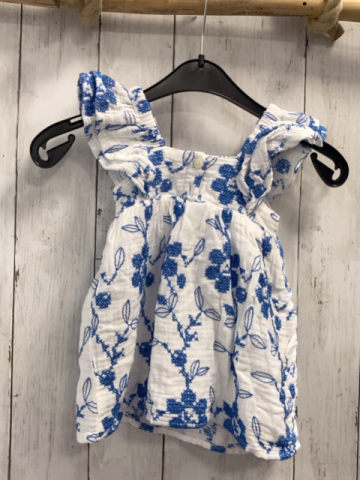 Zara  Kleid  Gr. 80  weiß hellblaue Blumenstickerei rüschen 