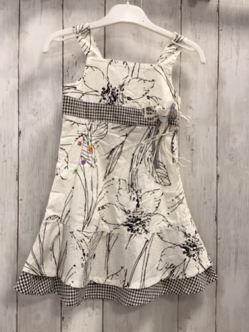Ginkana  Kleid  Gr. 104  weiß schwarze Blätter + schwarz weiße kariert 