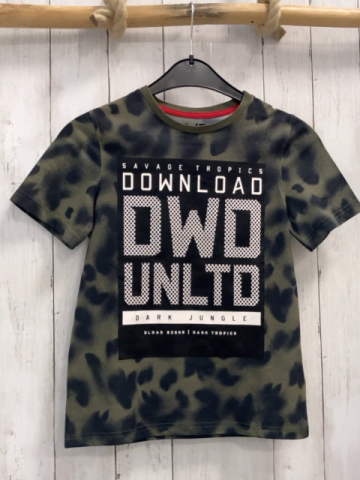  Sportshirt  Gr. 134/140  oliv dunkelgrau gemustert schwarzes Rechteck mit weißer Schrift 