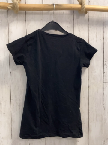   T-Shirt  Gr. 152  schwarz rotes Rechteck weiße Schrift 