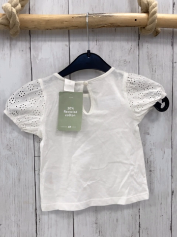 neu H&M  T-Shirt  Gr. 68  weiß Ärmel mit Lochstckerei 