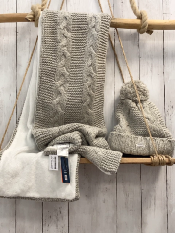 2tlg Superdry  Mütze + Schal  grau Stirck mit Zöpfen + weiß Plüsch NP Schal 34,99 € NP Mütze 29,99€