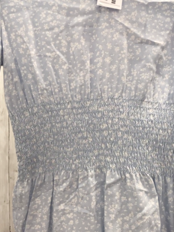 H&M  Kleid  Gr. 146  hellblau weiße Blume gesmokt 