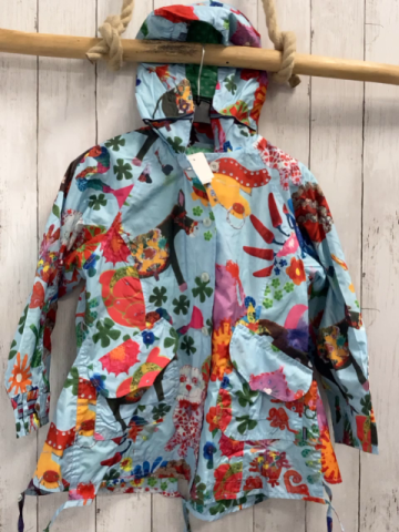 Oilily  Jacke  Gr. 128  hellblau bunte Blumen Tiere (unterster Knopf fehlt)