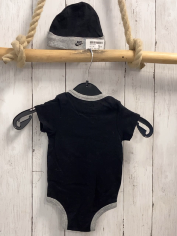 2tlg Nike  Body + Mütze  Gr. 74  schwarz weiße Schrift grauer Bund 