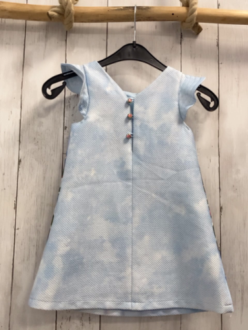   Kleid  Gr. 104  hellblau Struktur Mädchen mit Schlitten mit weißer Katze 
